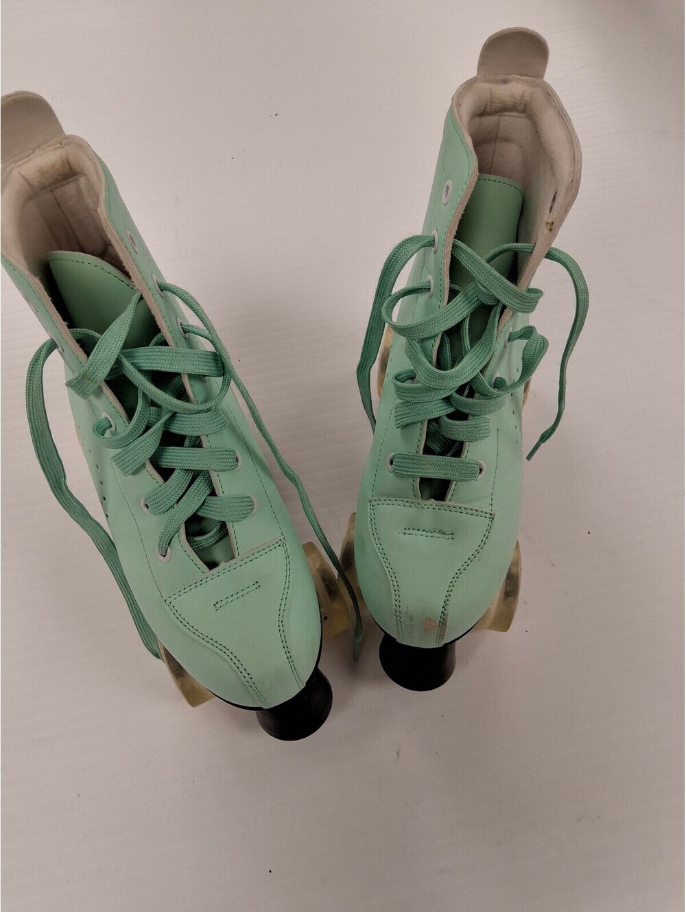 Light Green Xudrez Roller Skates with Clear Wheels